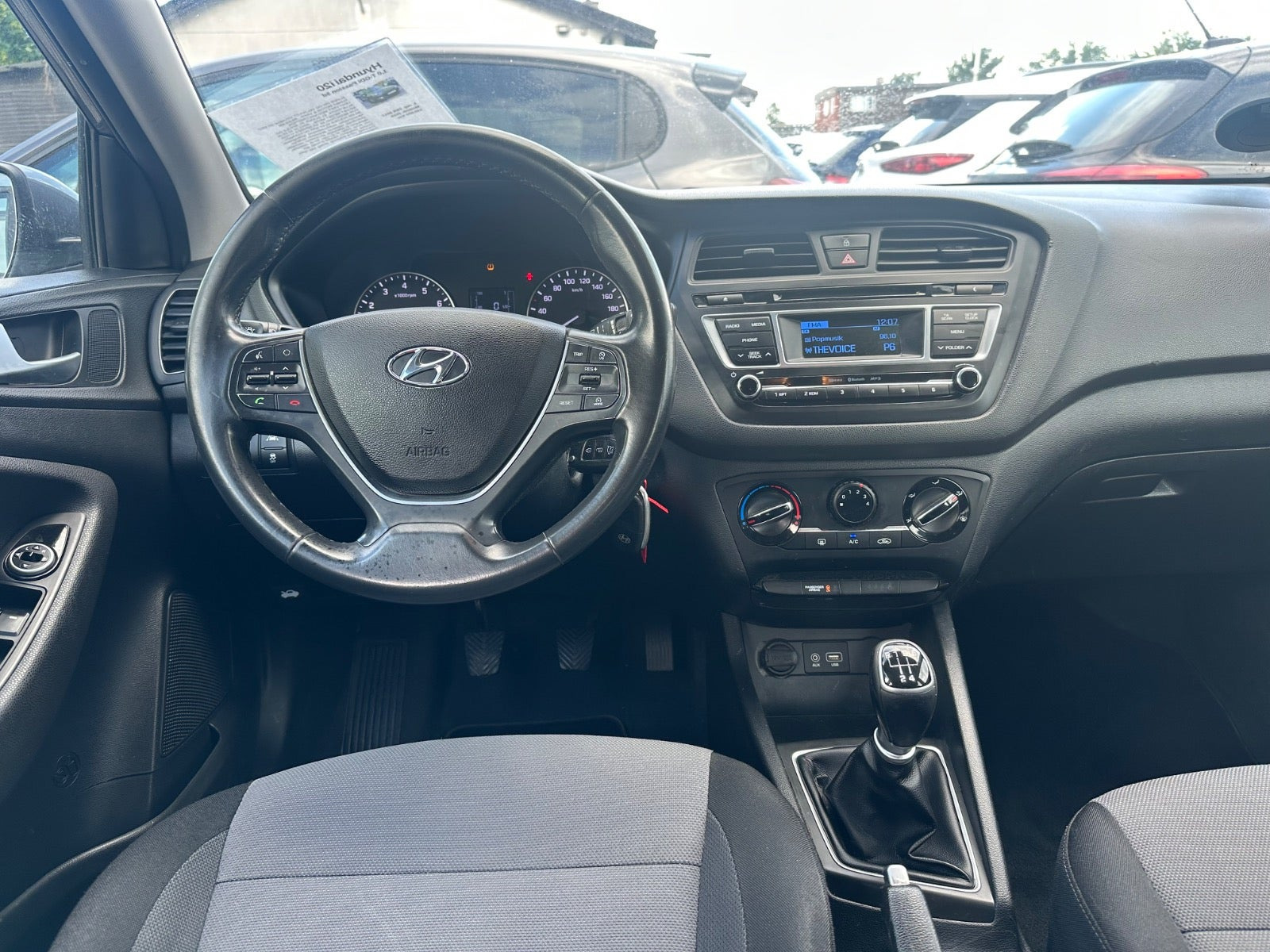 Grå Hyundai i20 fra 2018