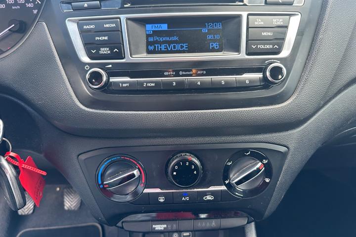 Grå Hyundai i20 fra 2018