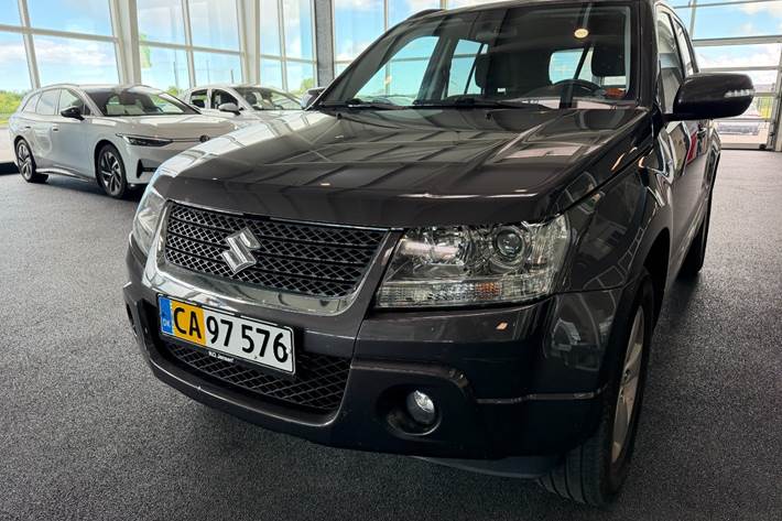 Grå Suzuki Grand Vitara fra 2012 set udefra