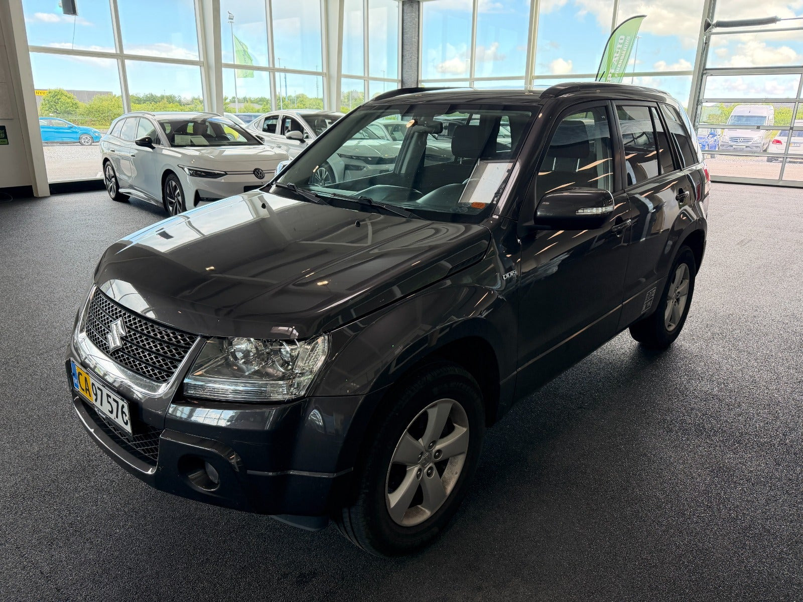 Grå Suzuki Grand Vitara fra 2012 set udefra