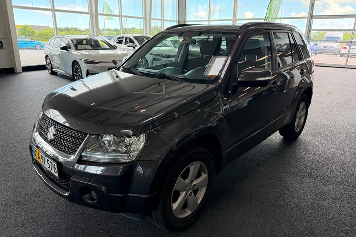 Grå Suzuki Grand Vitara fra 2012 set udefra