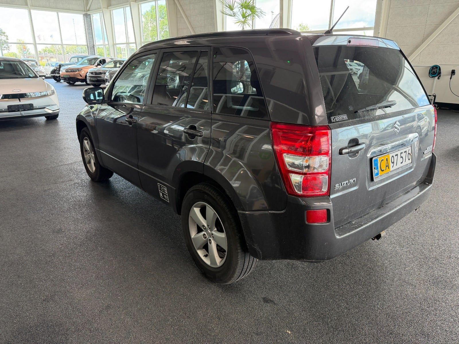 Grå Suzuki Grand Vitara fra 2012 set udefra