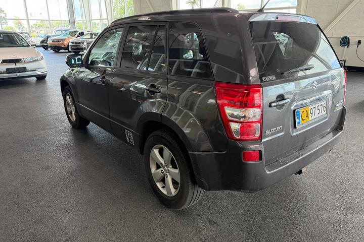 Grå Suzuki Grand Vitara fra 2012 set udefra