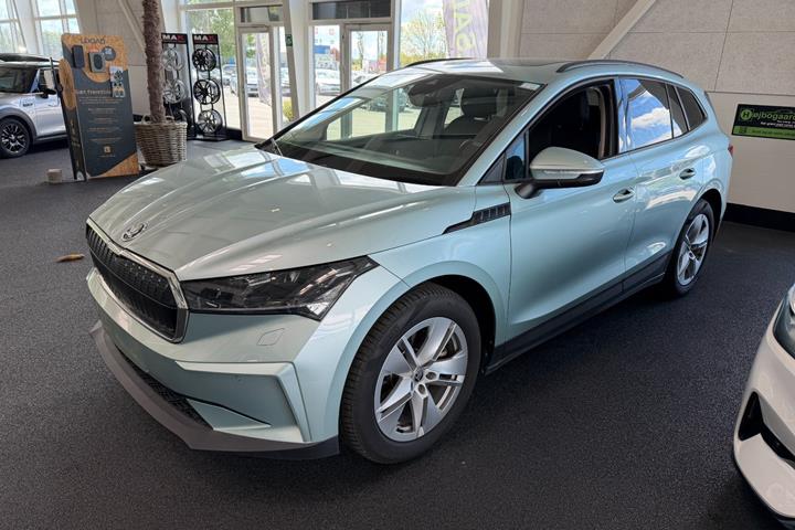 Sølv Skoda Enyaq fra 2023 set udefra