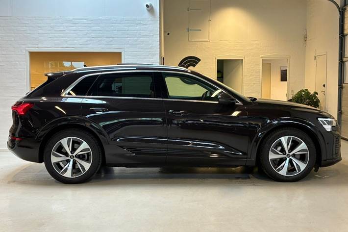 Brun Audi Q8 e-tron fra 2024