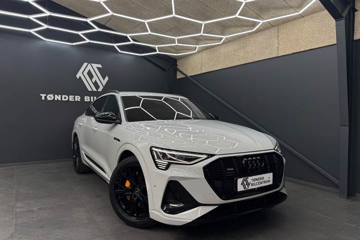 Hvid Audi e-tron fra 2023