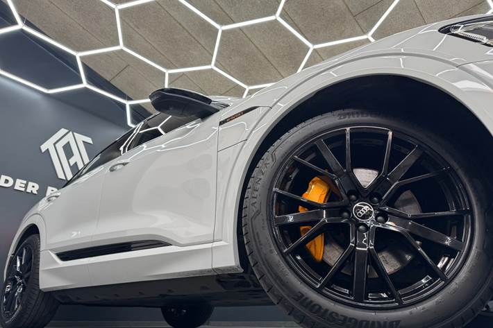 Hvid Audi e-tron fra 2023