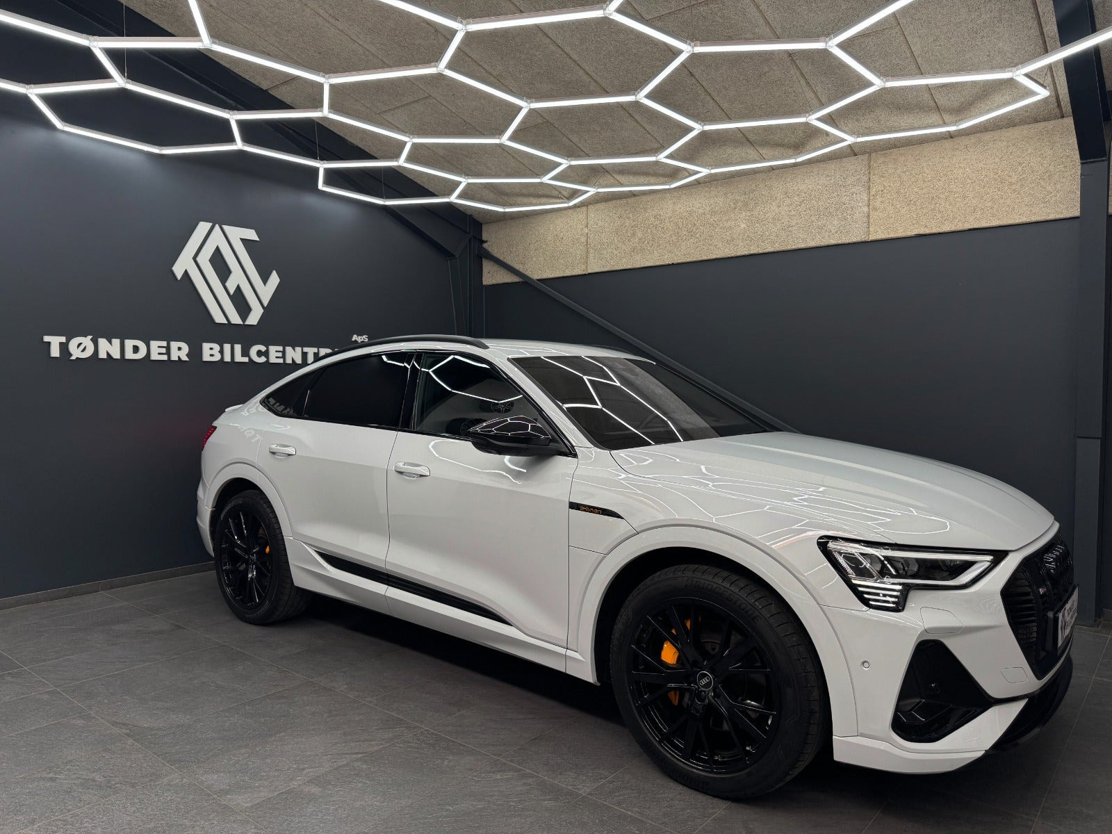Hvid Audi e-tron fra 2023