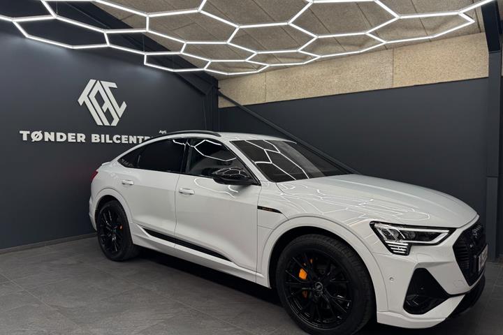 Hvid Audi e-tron fra 2023