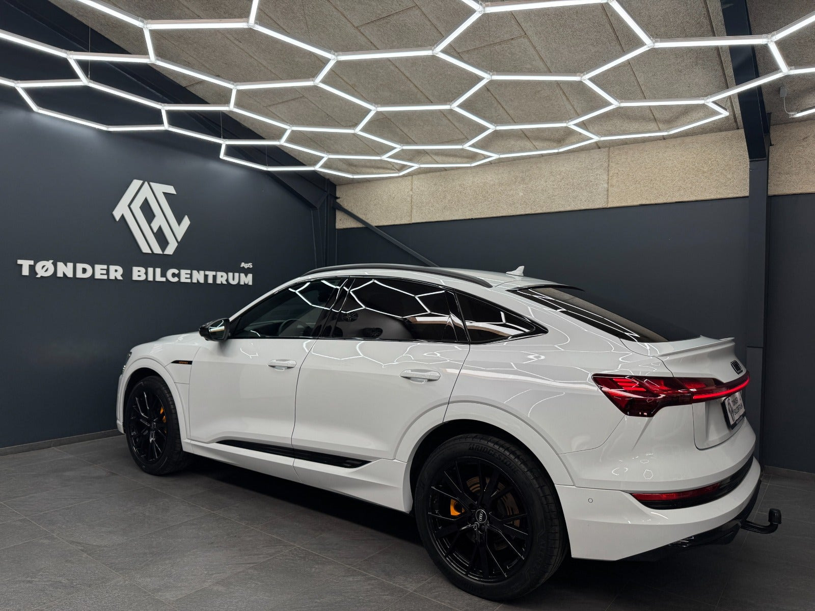 Hvid Audi e-tron fra 2023