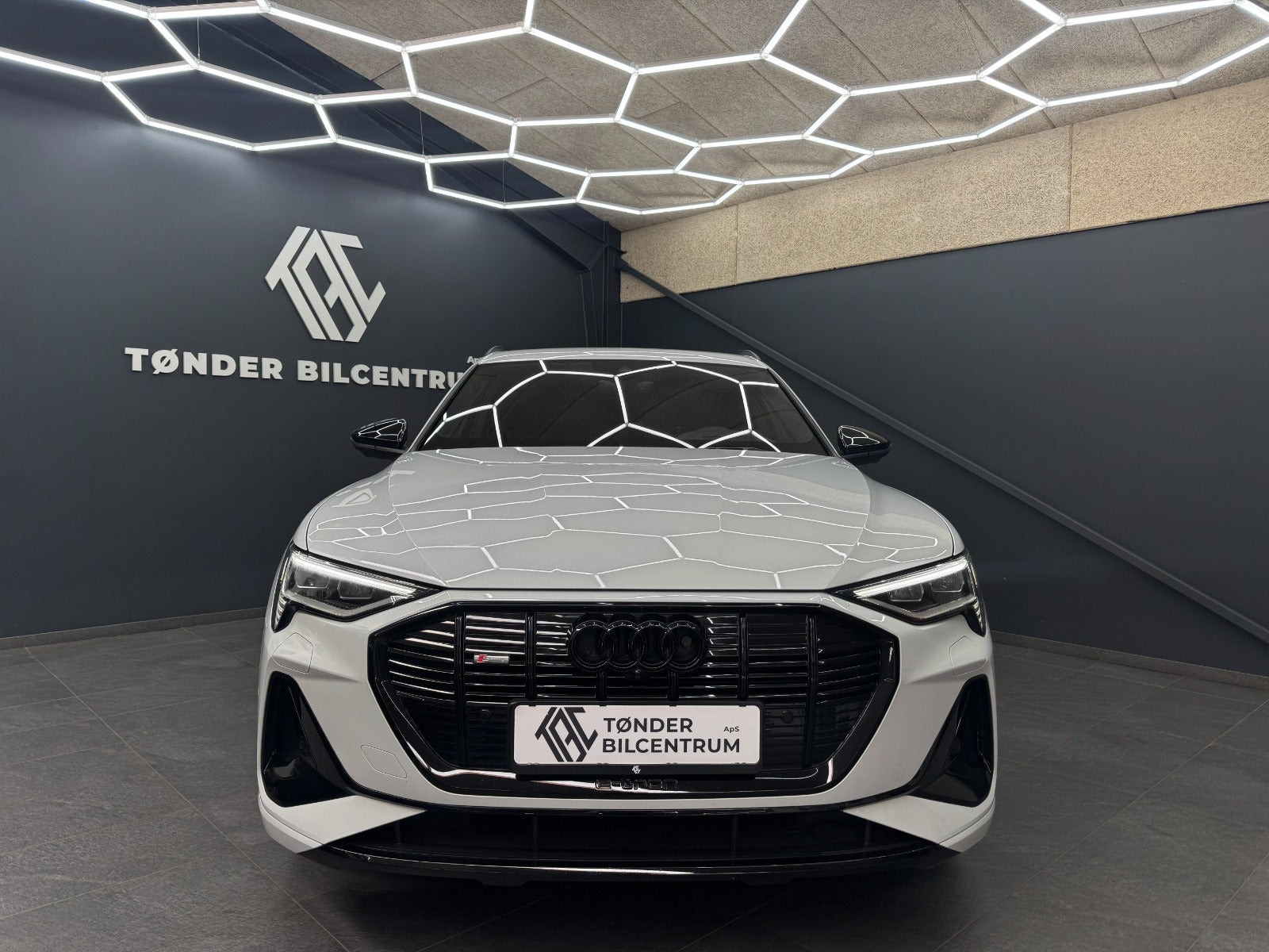 Hvid Audi e-tron fra 2023