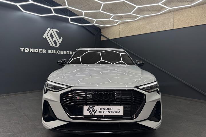 Hvid Audi e-tron fra 2023