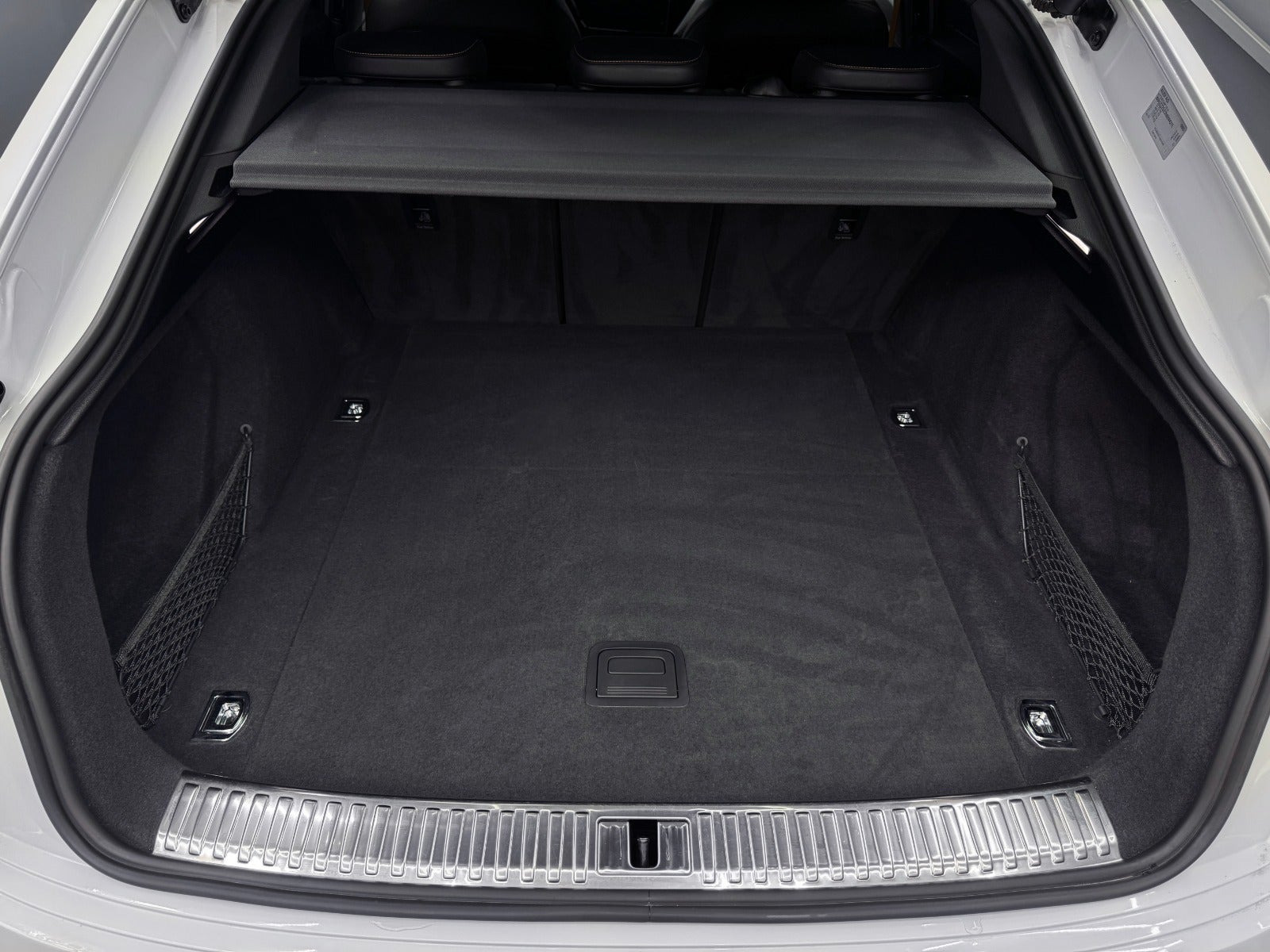 Hvid Audi e-tron fra 2023