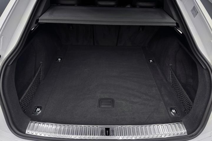 Hvid Audi e-tron fra 2023