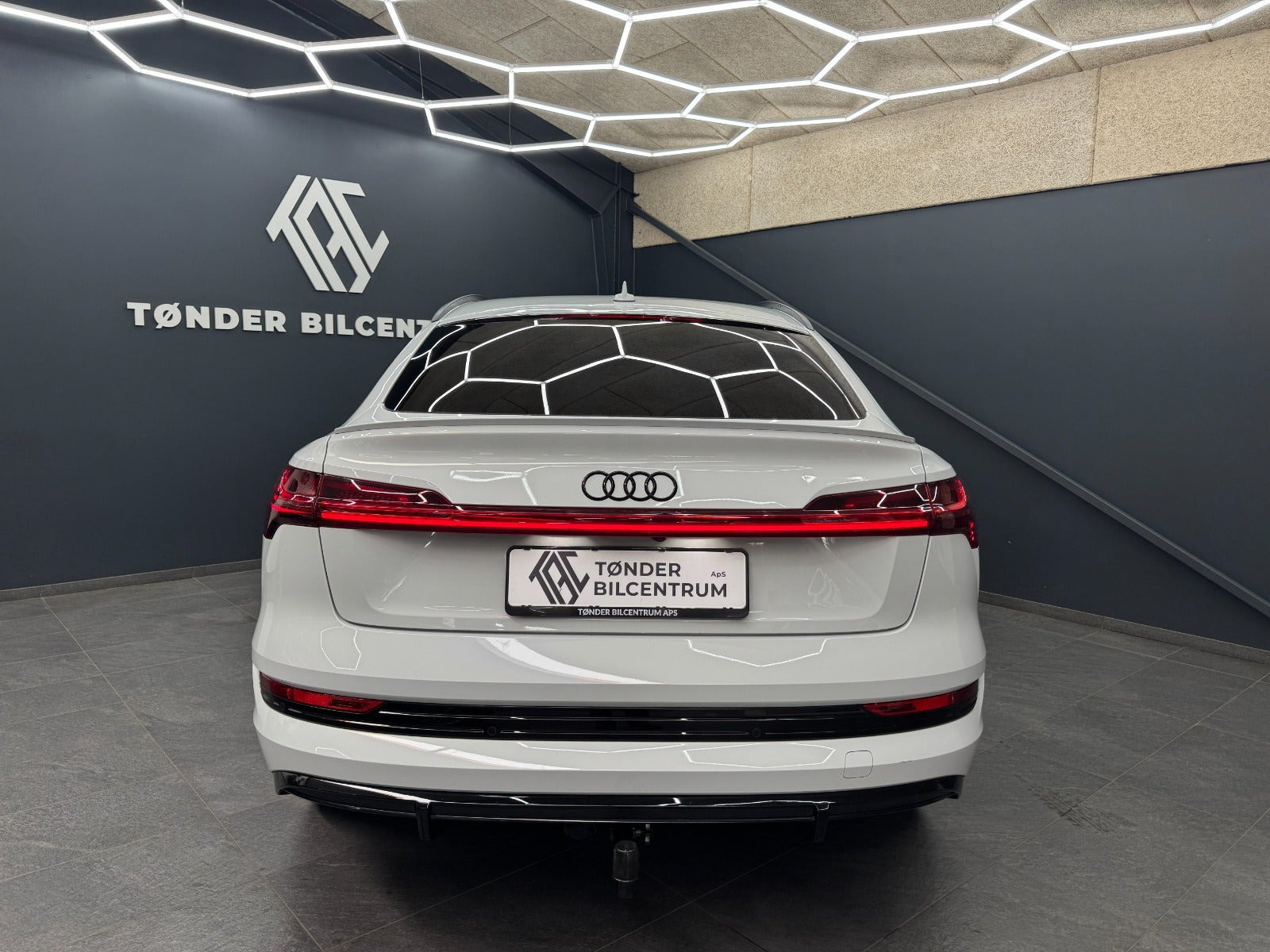 Hvid Audi e-tron fra 2023