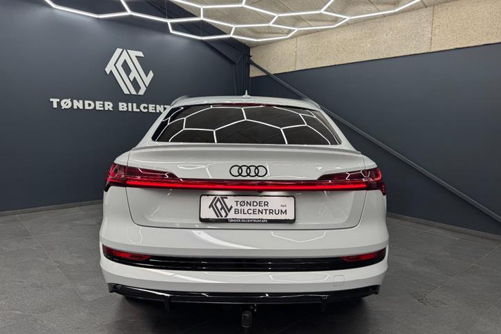 Hvid Audi e-tron fra 2023