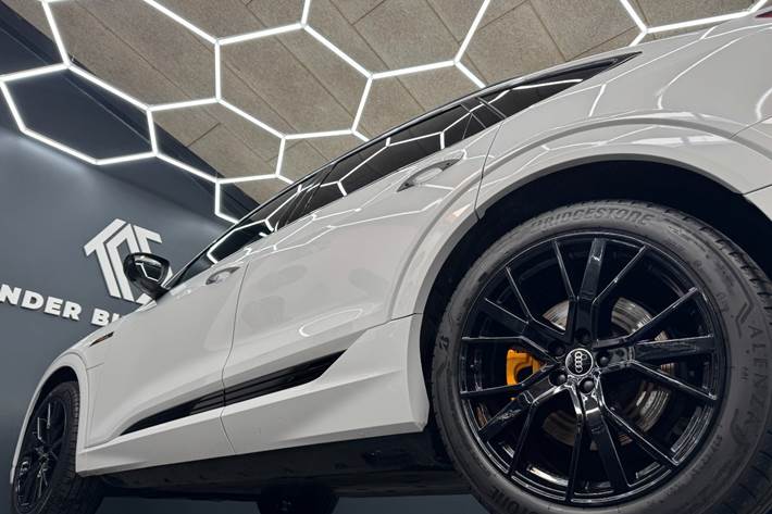 Hvid Audi e-tron fra 2023