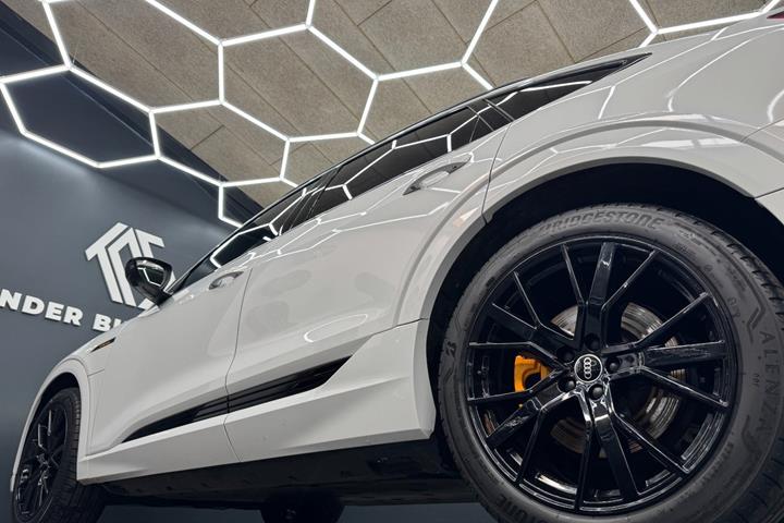 Hvid Audi e-tron fra 2023