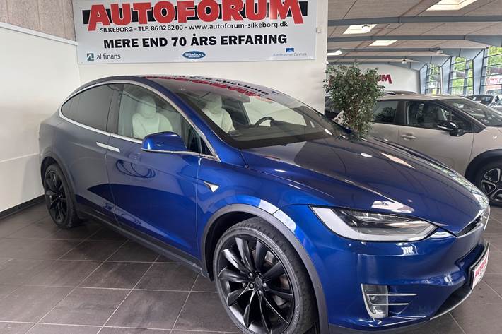 Blå Tesla Model X fra 2021 set udefra