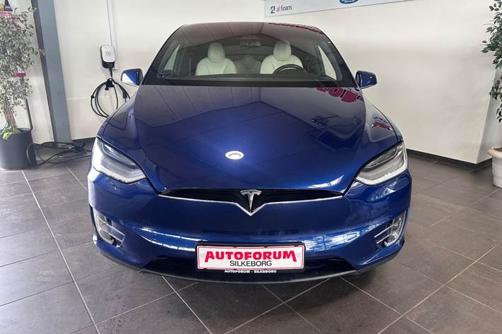 Blå Tesla Model X fra 2021
