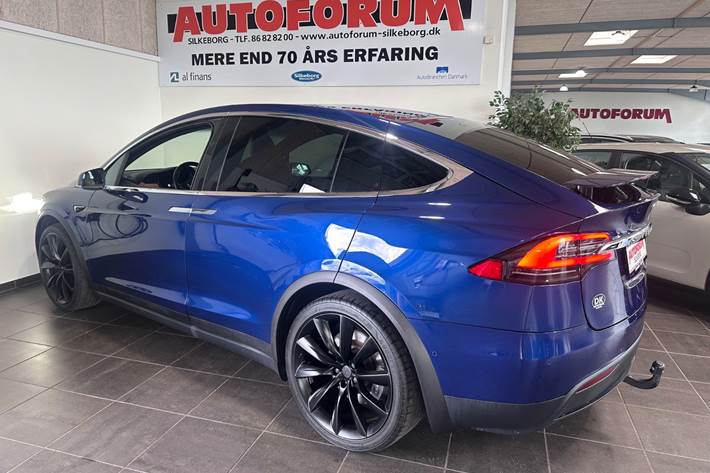 Blå Tesla Model X fra 2021