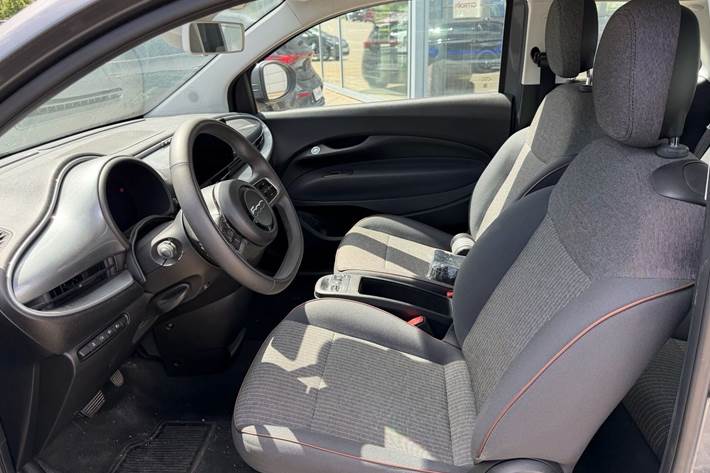 Grå Fiat 500e fra 2022