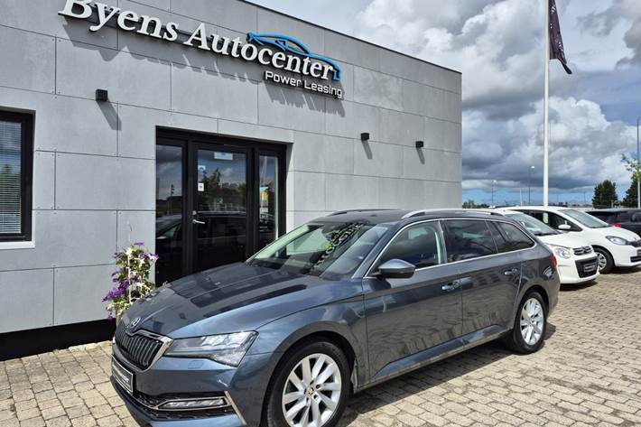 Grå Skoda Superb fra 2021