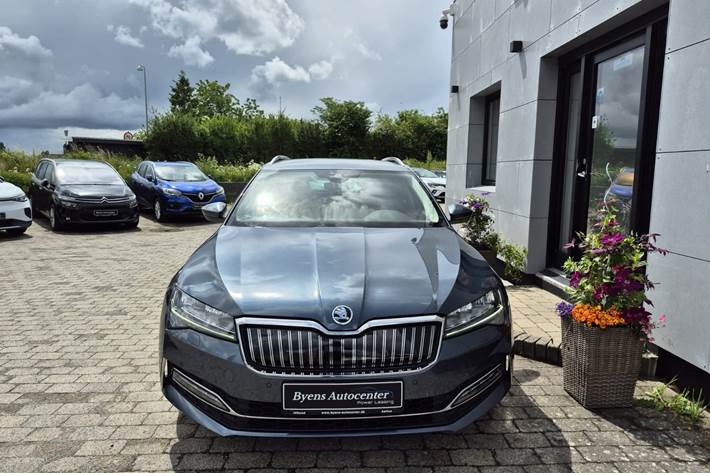 Grå Skoda Superb fra 2021