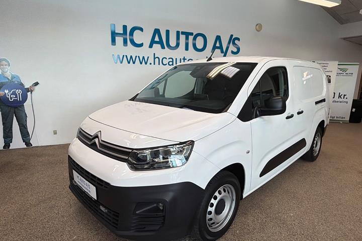 Hvid Citroën Berlingo fra 2021 set udefra