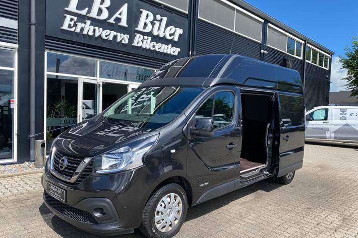 Sort Nissan NV300 fra 2021 set udefra
