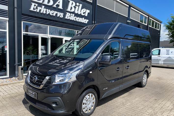 Sort Nissan NV300 fra 2021 set udefra