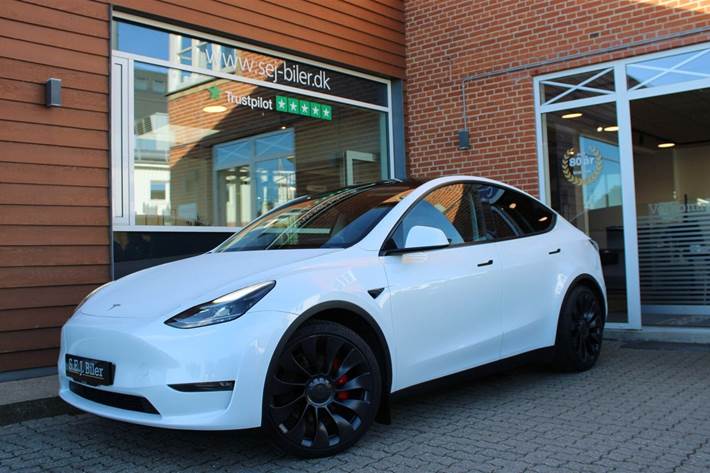 Hvid Tesla Model Y fra 2024 set udefra