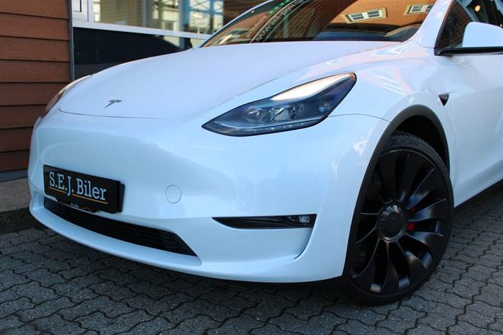 Hvid Tesla Model Y fra 2024