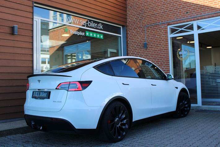 Hvid Tesla Model Y fra 2024