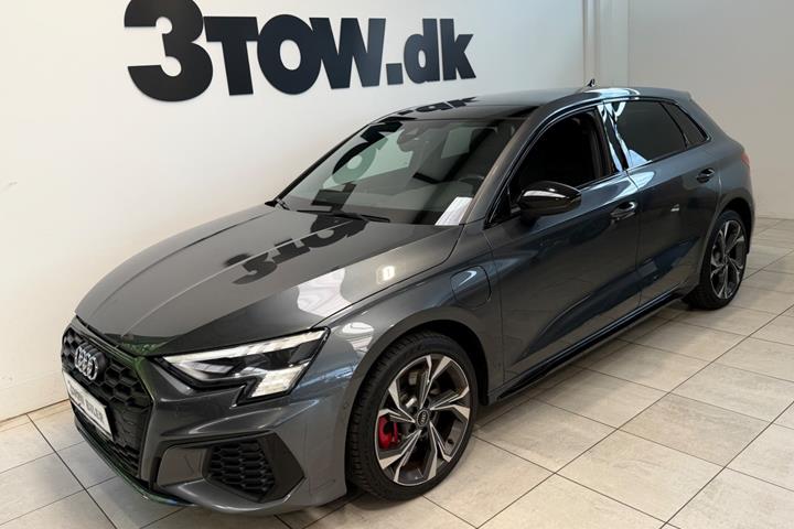 Grå Audi A3 fra 2021 set udefra