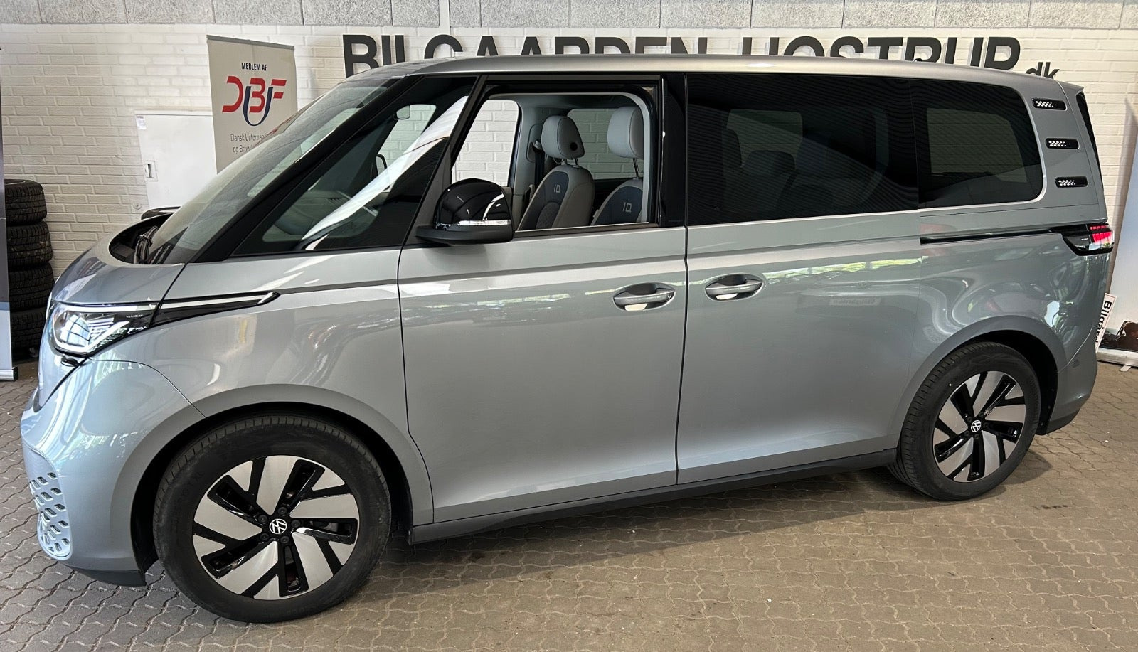 Grå VW ID.Buzz fra 2023