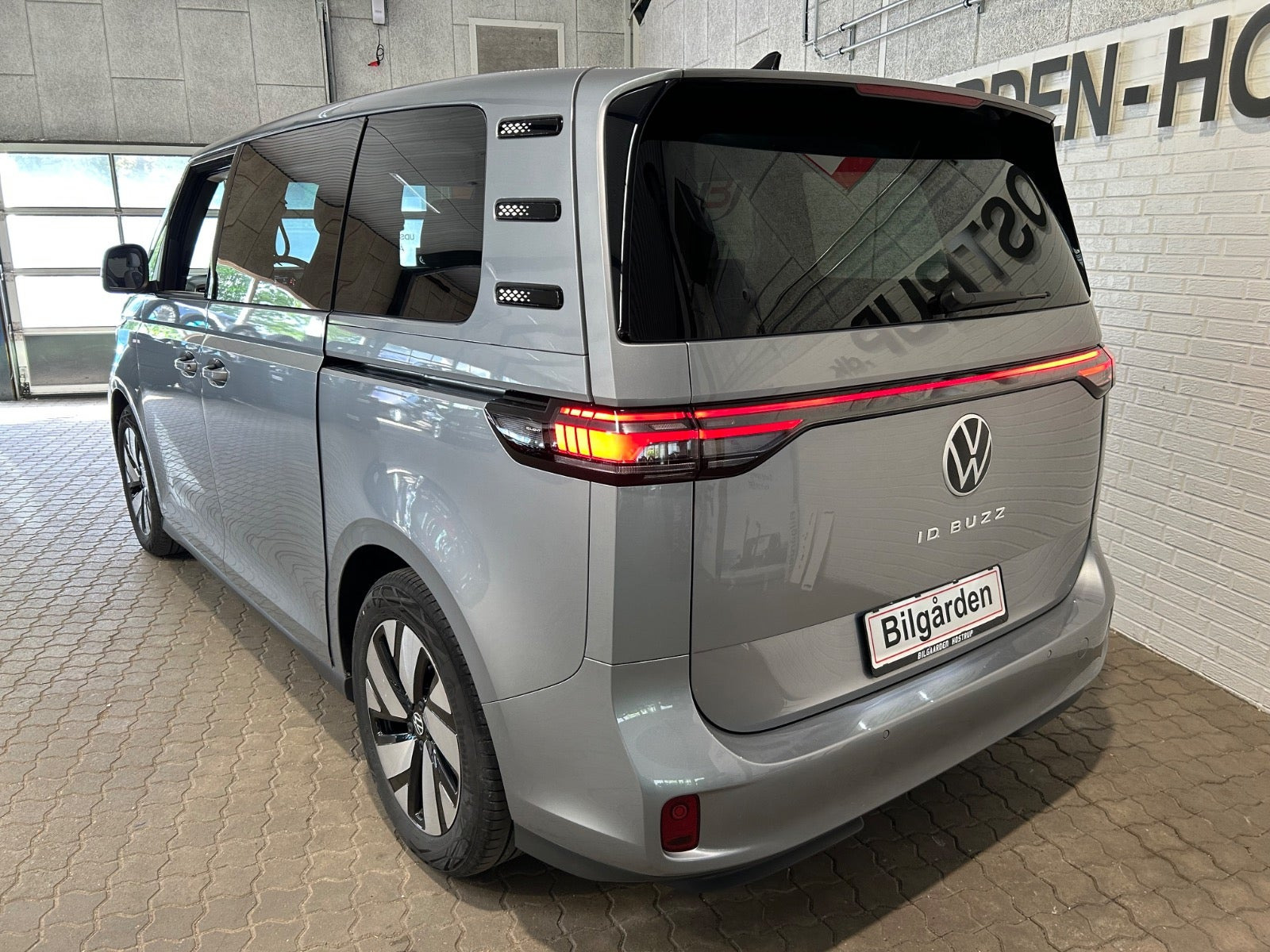 Grå VW ID.Buzz fra 2023