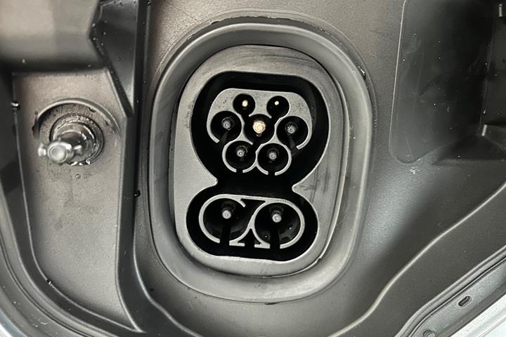 Grå VW ID.Buzz fra 2023