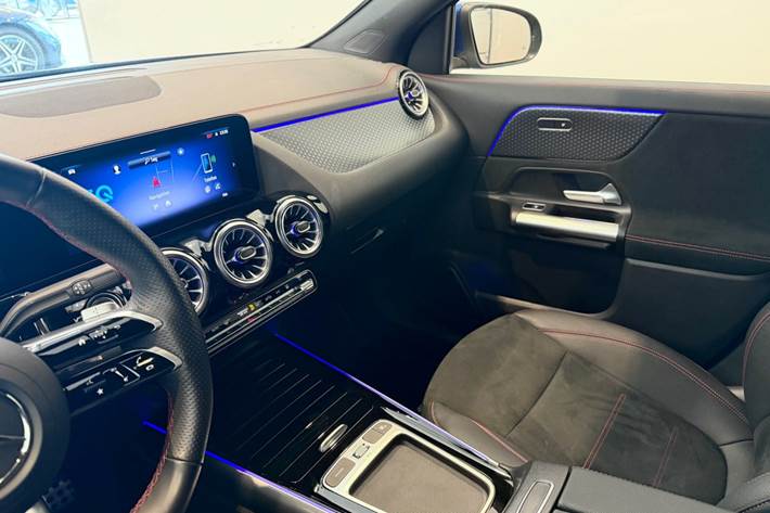 Blå Mercedes EQA350 fra 2024