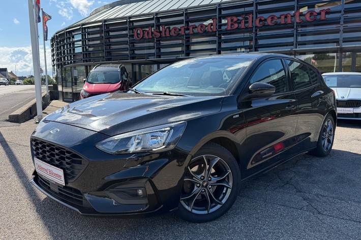 Sort Ford Focus fra 2019 set udefra