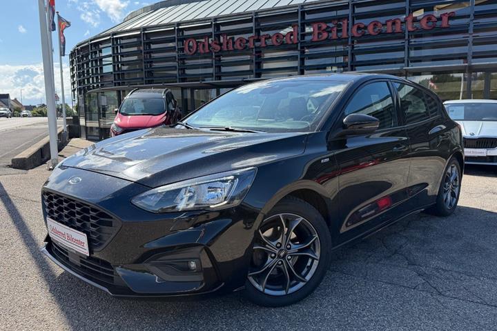 Sort Ford Focus fra 2019 set udefra