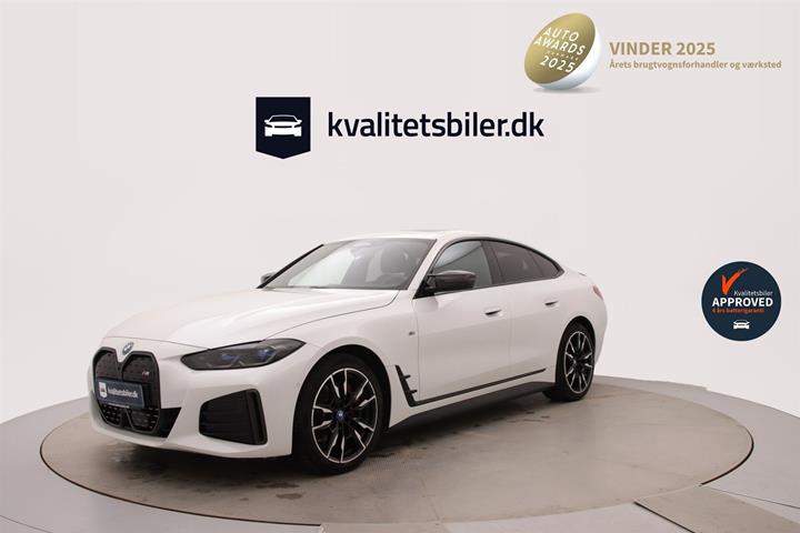 Hvid BMW i4 fra 2023 set udefra
