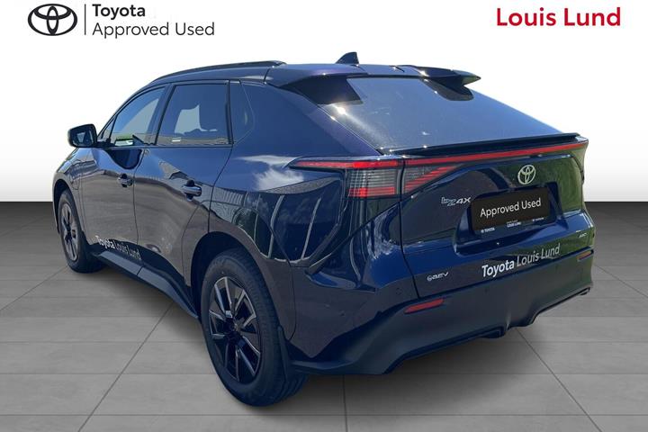 Blå Toyota BZ4X fra 2025