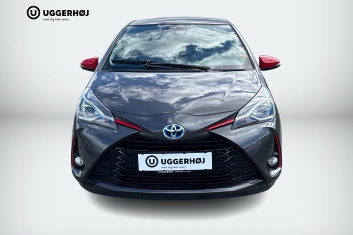Grå Toyota Yaris fra 2020