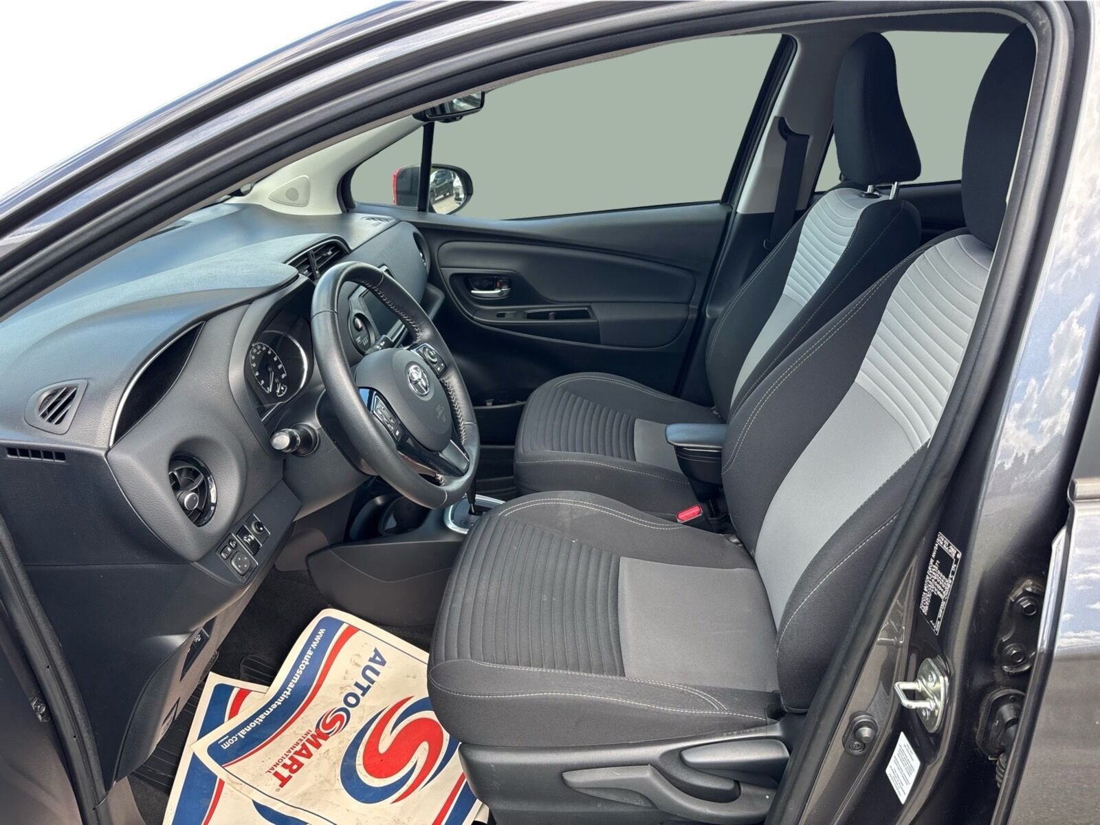 Grå Toyota Yaris fra 2020