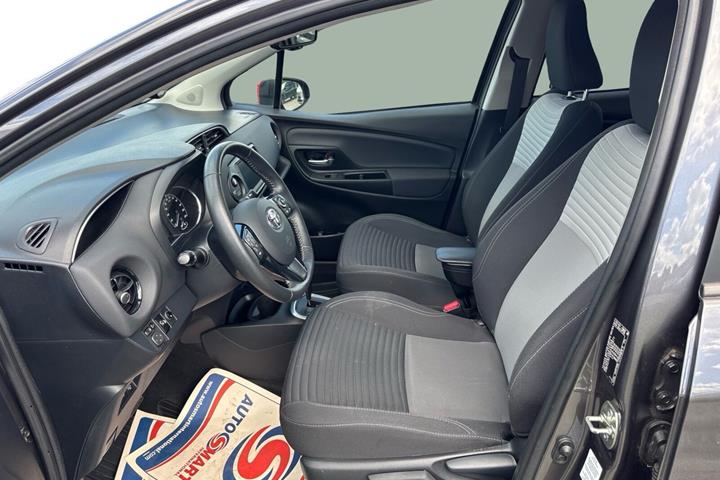 Grå Toyota Yaris fra 2020