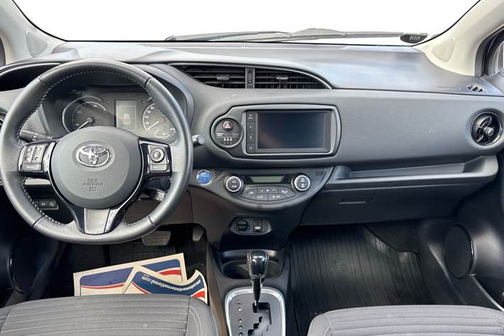 Grå Toyota Yaris fra 2020