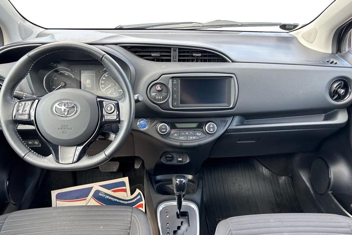 Grå Toyota Yaris fra 2020