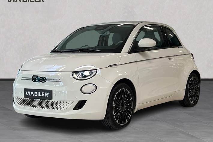 Hvid Fiat 500e fra 2023 set udefra
