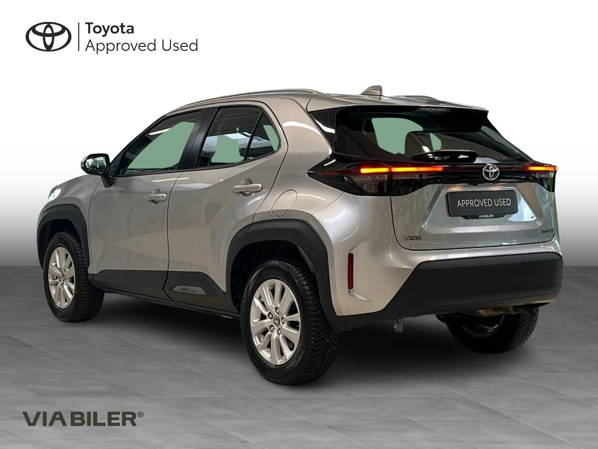 Sølv Toyota Yaris Cross fra 2023